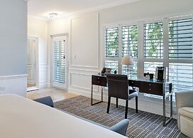 The Pillars Hotel & Club