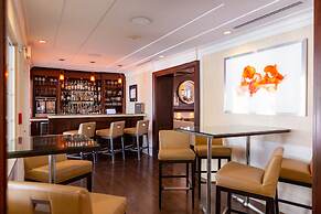 The Pillars Hotel & Club