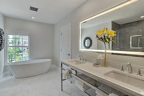 The Pillars Hotel & Club