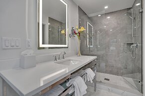 The Pillars Hotel & Club