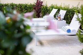 The Pillars Hotel & Club