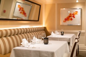 The Pillars Hotel & Club