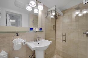 The Pillars Hotel & Club