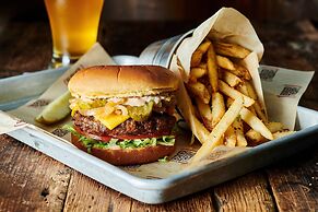 Holiday Inn Hotel & Suites Oakville @ Bronte by IHG