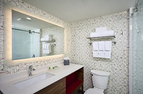 Holiday Inn Hotel & Suites Oakville @ Bronte by IHG