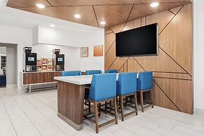 Holiday Inn Express & Suites Bloomington - Normal by IHG