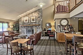 Blossom Hotel & Suites Traverse City