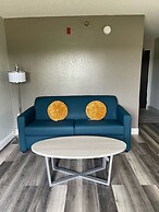 HomeTown Inn & Suites