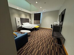 HomeTown Inn & Suites