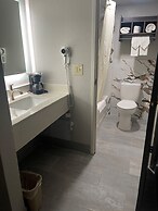 HomeTown Inn & Suites