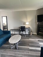 HomeTown Inn & Suites