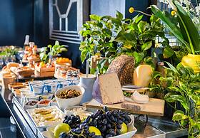 Sea Side by Zvieli Hotels