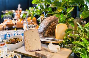 Sea Side by Zvieli Hotels