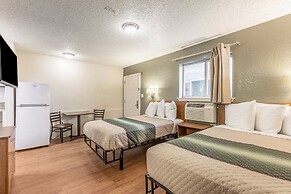 HomeTowne Studios by Red Roof Orlando - Casselberry