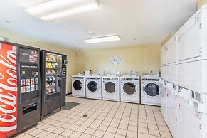 HomeTowne Studios by Red Roof Orlando - Casselberry