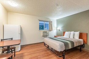 HomeTowne Studios by Red Roof Orlando - Casselberry