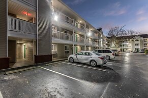 HomeTowne Studios by Red Roof Orlando - Casselberry