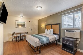 HomeTowne Studios by Red Roof Orlando - Casselberry