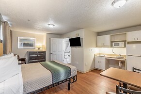 HomeTowne Studios by Red Roof Orlando - Casselberry