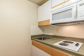 HomeTowne Studios by Red Roof Orlando - Casselberry