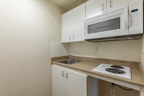 HomeTowne Studios by Red Roof Orlando - Casselberry