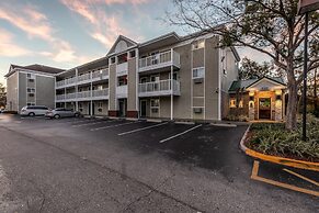 HomeTowne Studios by Red Roof Orlando - Casselberry