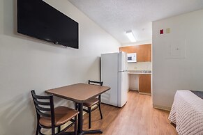 HomeTowne Studios by Red Roof Orlando South