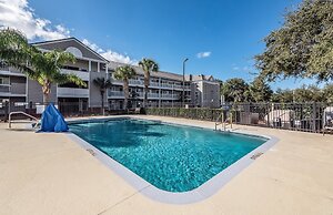 HomeTowne Studios by Red Roof Orlando South