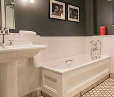 The Lygon Arms - an Iconic Luxury Hotel