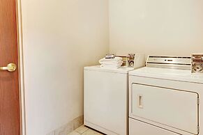 Days Inn & Suites by Wyndham Louisville SW