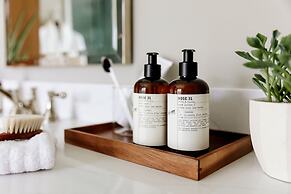 Fairmont Vancouver Airport In-Terminal Hotel