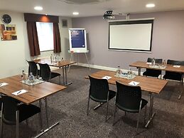 Holiday Inn Express London Gatwick - Crawley by IHG