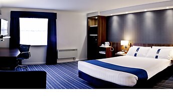 Holiday Inn Express London Gatwick - Crawley by IHG