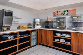 Holiday Inn Express London Gatwick - Crawley by IHG