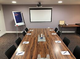 Holiday Inn Express London Gatwick - Crawley by IHG