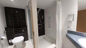 Holiday Inn Express London Gatwick - Crawley by IHG