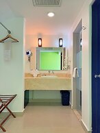 Seven Crown Express & Suites by Kavia