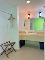 Seven Crown Express & Suites by Kavia