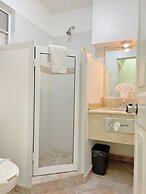 Seven Crown Express & Suites by Kavia