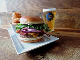 Four Points by Sheraton Edmonton South