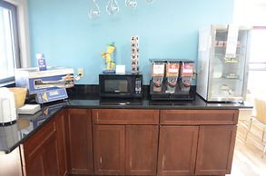 Days Inn by Wyndham Le Roy/Bloomington Southeast