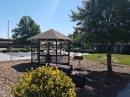 Super 8 by Wyndham Bentonville