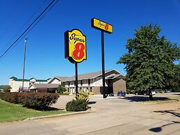 Super 8 by Wyndham Bentonville