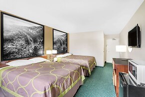 Super 8 by Wyndham Bentonville