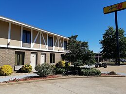 Super 8 by Wyndham Bentonville