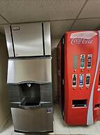 Super 8 by Wyndham Holbrook