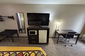 Super 8 by Wyndham Marshall