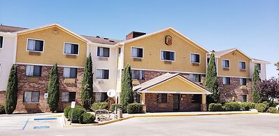 Super 8 by Wyndham Kingman