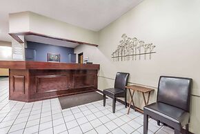 Super 8 by Wyndham Bloomington University Area