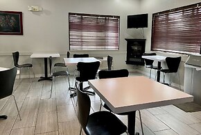 Super 8 by Wyndham Bloomington University Area